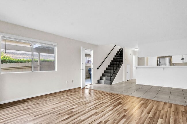 Building Photo - Great three bedroom townhome in UTC! Avail...