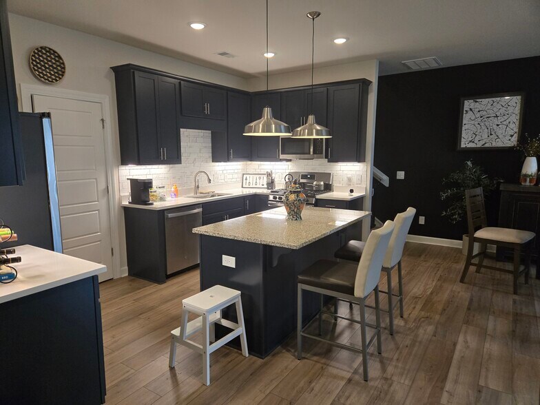 Building Photo - 104 Rock Cress Trl