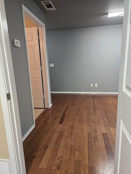 Building Photo - 654 St Louis Ave