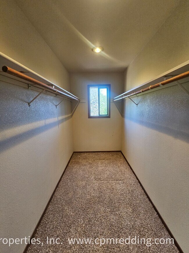 Building Photo - Stunning House with a Pool in West Redding Coming Available in August!