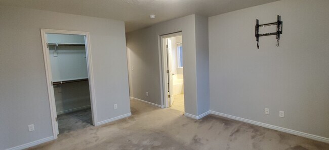 Building Photo - 1077 Kettering Dr