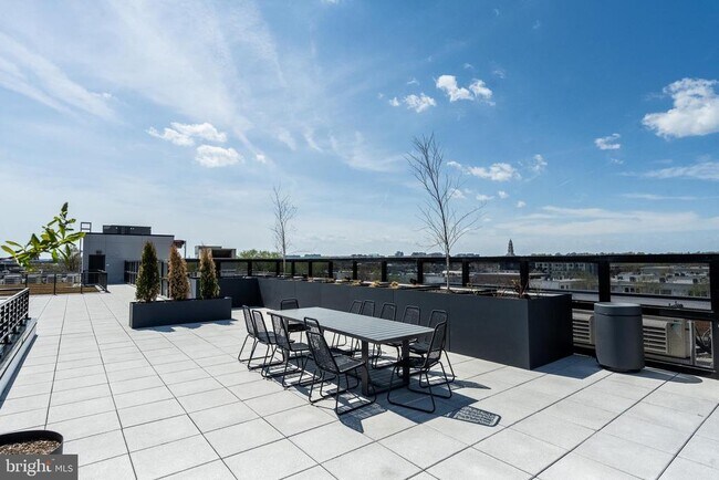 Building Photo - 811 S Columbus St