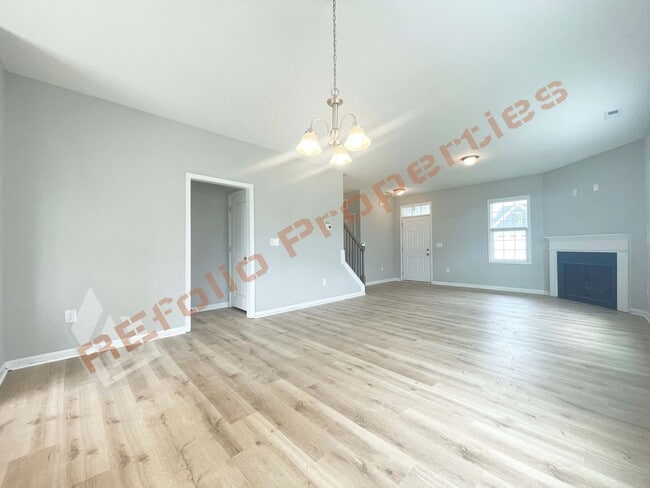 Building Photo - Beautiful Home with 4 Bedrooms, 3 Bathroom...