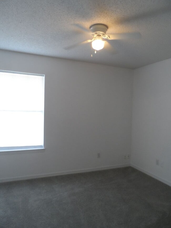 Building Photo - BEAUTIFUL BRICK 4 BEDROOM 2 BATH HOME AVAILABLE NOW CONTACT KAREN GUARDINO, REALTOR 386-747-9295