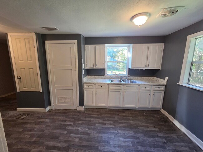 Building Photo - 2866 Edgewood St