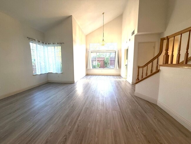 Building Photo - Beautiful 2 Story 4 Bedroom 2.5 Bath Home ...