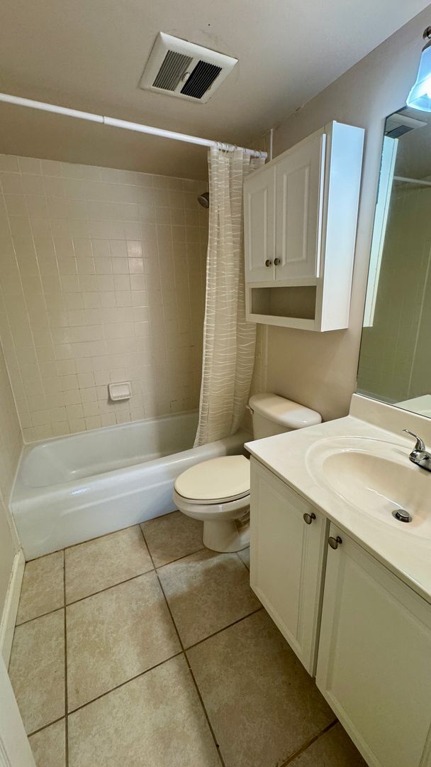Building Photo - Just Reduced!! Attn: Doctors, Nurses and Interns - Walk To Shands!