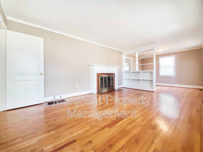 Building Photo - 8 E Circle Ave