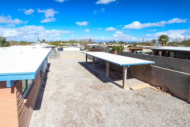 Building Photo - FOR RENT