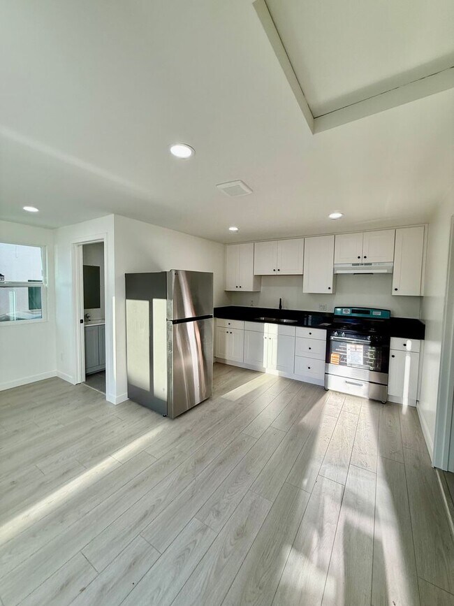 Building Photo - 845 W 76th St