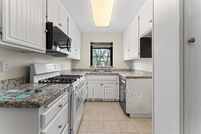 Building Photo - 18142 Sundowner Way