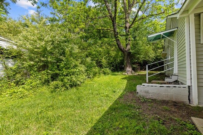 Building Photo - Stunning & Newly Renovated 3 Bedroom 2 Bat...