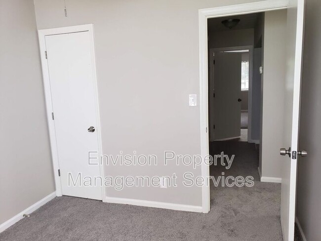 Building Photo - 8577 Pineview Ln