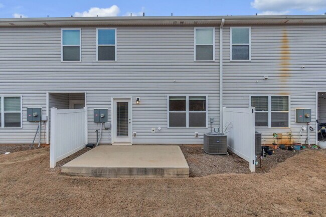 Building Photo - Beautiful 3 Bedroom / 2.5 Bath Townhome with Patio & Community Amenities $1,725/mo rent