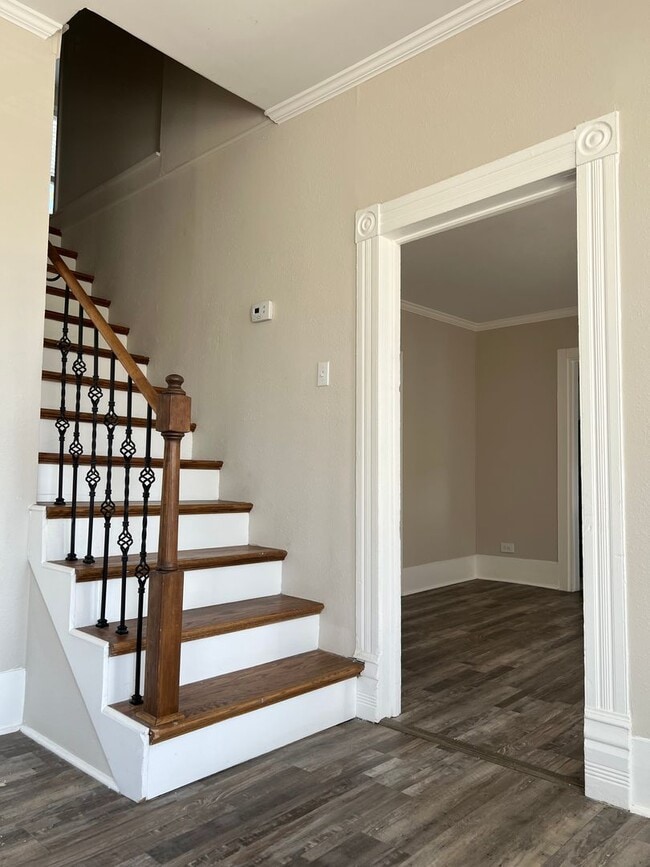 Building Photo - 908 N Main St