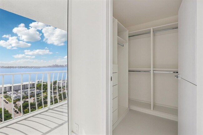 Building Photo - 7601 E Treasure Dr