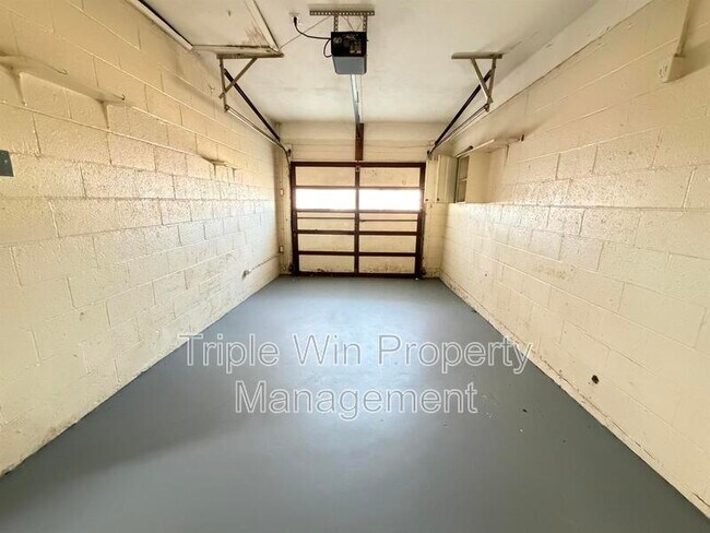 Building Photo - 2408 Caverhill Dr