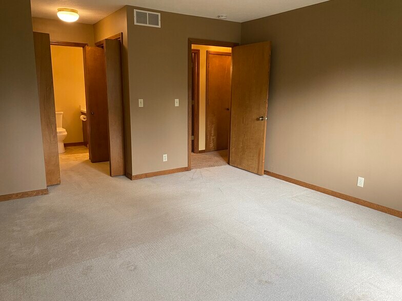 Building Photo - 855 Claremont Ct