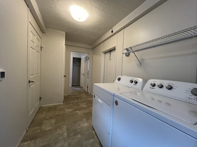 Building Photo - **Newly Remodeled spacious 2 bd. 2 bath Mo...