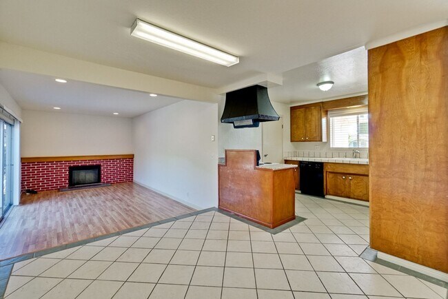 Building Photo - 1109 White Cliff Dr