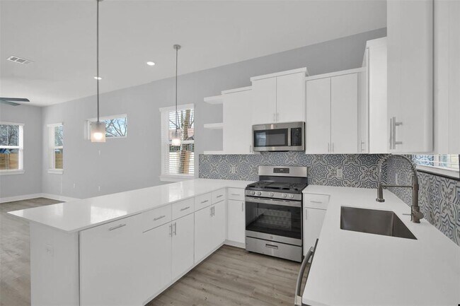 Building Photo - 1104 Begonia Terrace