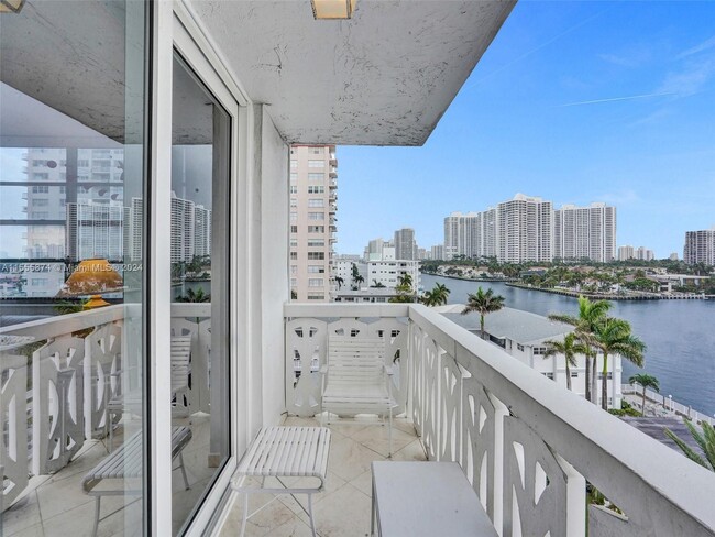 Building Photo - 3113 S Ocean Dr