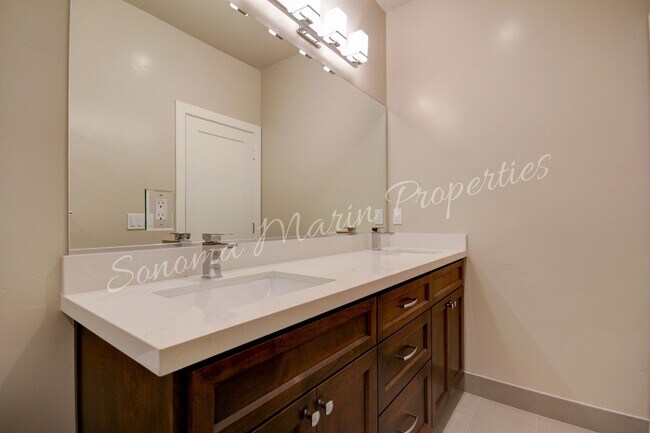 Building Photo - Gorgeous 4 Bed/3Bath House Available in De...