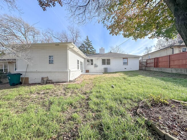 Building Photo - Midtown Tulsa: Stunning 4 bedroom 2 bathroom home