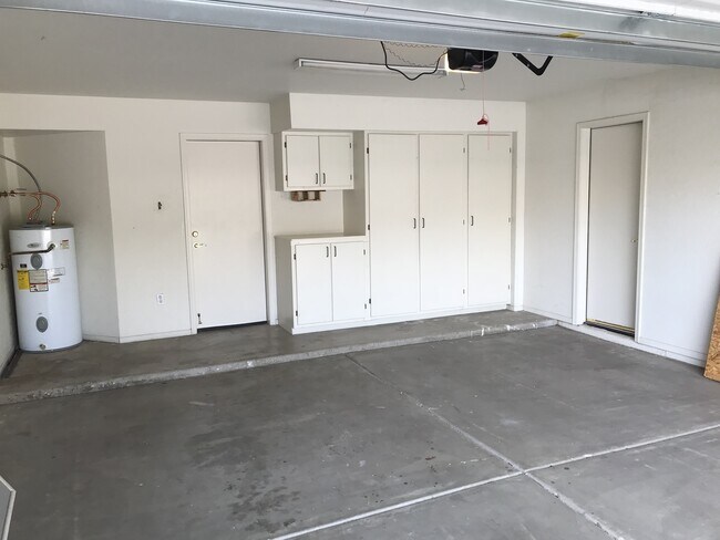 Building Photo - Gilbert Home - 5 Bed + Den & 2.75 Bath with Beautiful Pebble Teck Pool