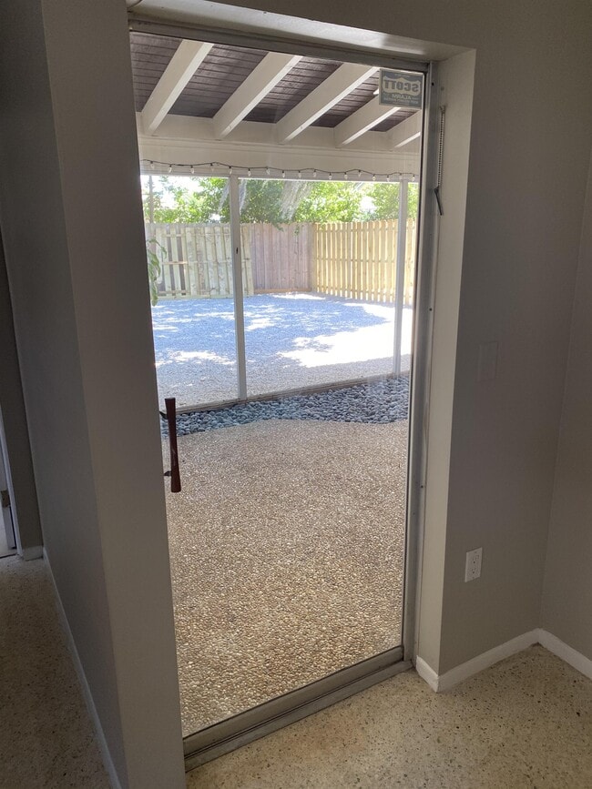 Building Photo - 2131 Montclair Dr