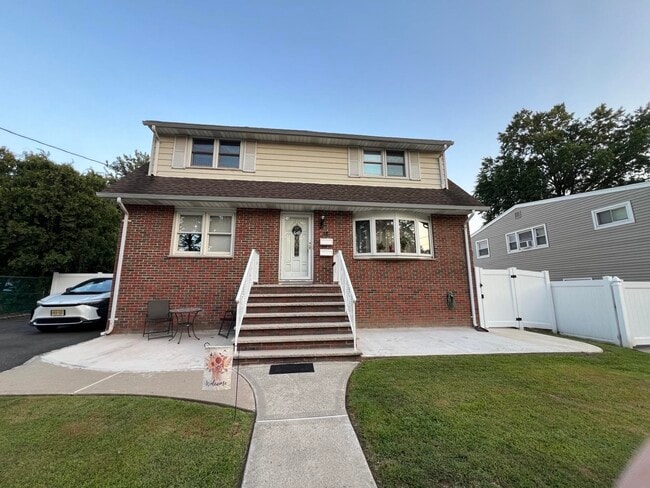 Building Photo - 18 Birk St