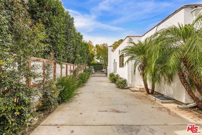 Building Photo - 1134 N Poinsettia Pl