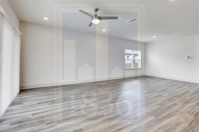 Building Photo - 18001 Umberto Dr