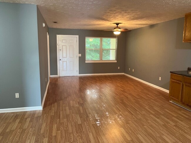 Building Photo - CLOSE TO UNIVERSITY