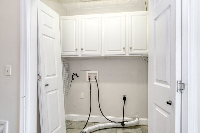 Building Photo - 3 bed / 3 bath. Parking. Pet Friendly.