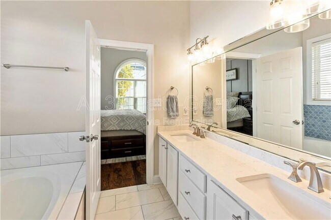 Building Photo - 203 Lenox Dr