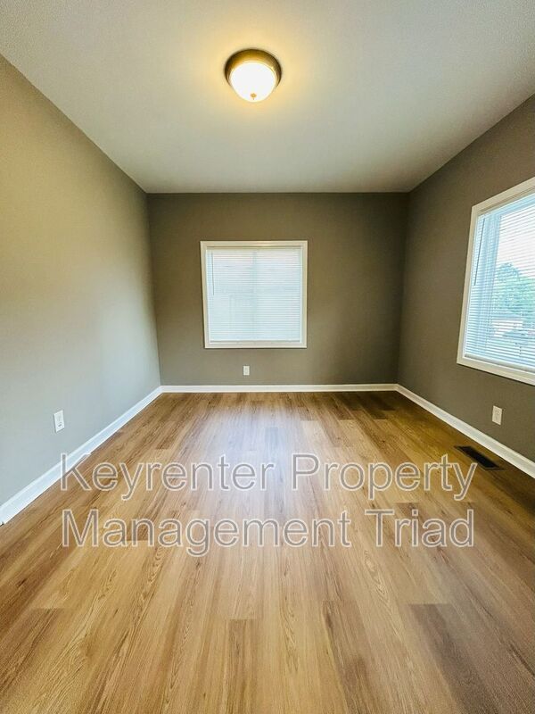 Building Photo - 1308 Leonard Ave