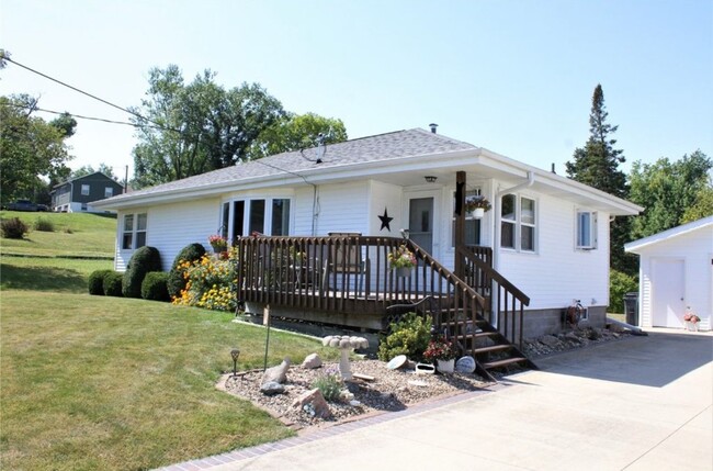 Primary Photo - 1524 Hillside Dr NW