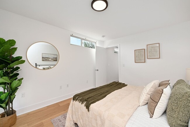 Building Photo - Modern 2BR End-Unit Townhome with Two Rooftop Decks