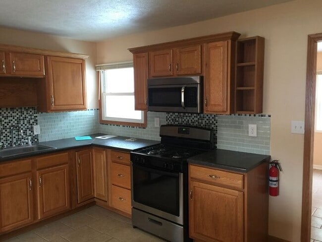 Building Photo - 3 bedroom, 1 full bath fully remodeled Ranch home in Parchment Schools