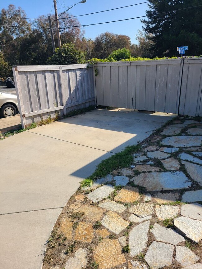 Building Photo - Spacious Ocean Beach 2 bed 1 bath just a f...