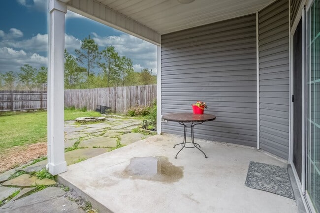 Building Photo - 3-Bedroom Townhome with Garage in Holly Ridge