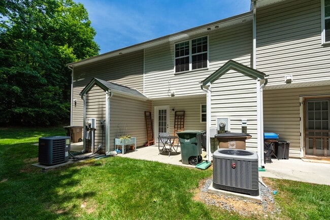 Building Photo - Lovely 2 bedroom 2 1/2 bathroom Townhome in Northeast Greensboro!