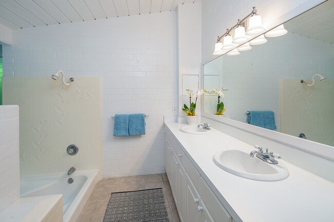 Building Photo - Very clean and bright 1 bedroom, 2 bath in Lanikai with views! All utilities!