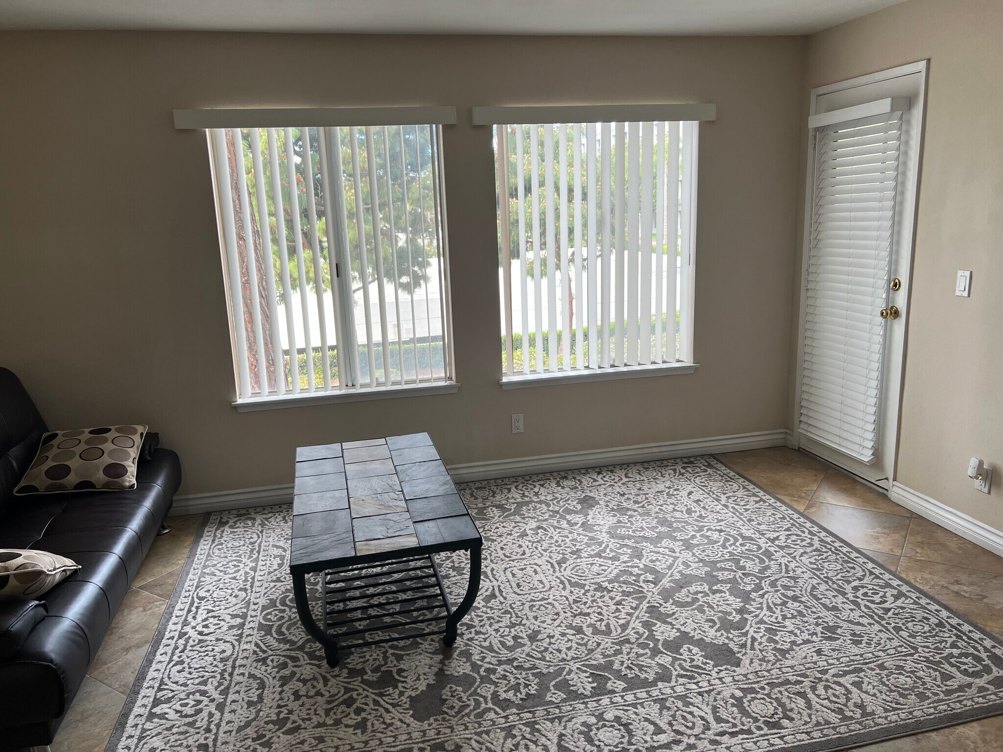 Building Photo - 8889 Caminito Plz