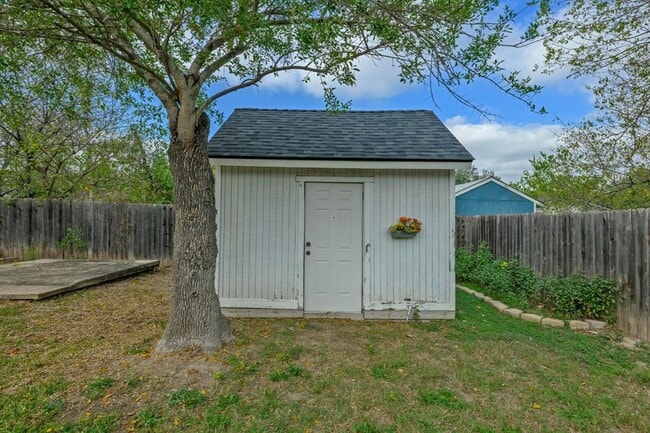 Building Photo - 5704 Cedardale Dr