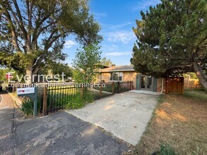 Building Photo - 4-Bed/2-Bath House Charming Home with Fenced Yard/ Available Now!