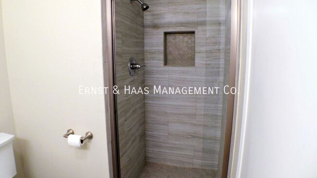Building Photo - 3707 Country Club Dr