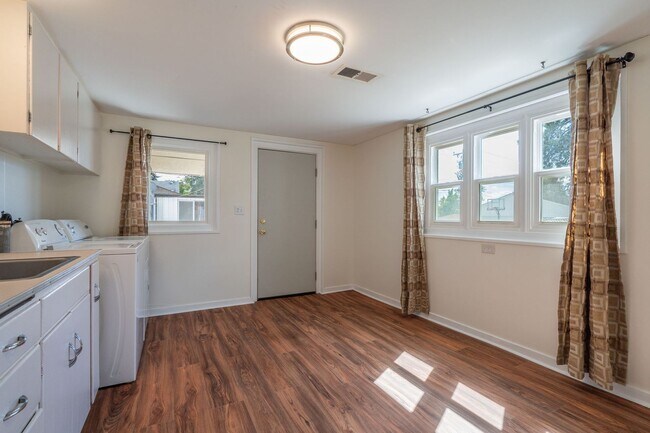 Building Photo - Gorgeous Audubon Park Home with Detached G...