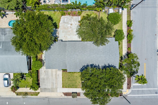 Building Photo - 304 Wellesley Dr